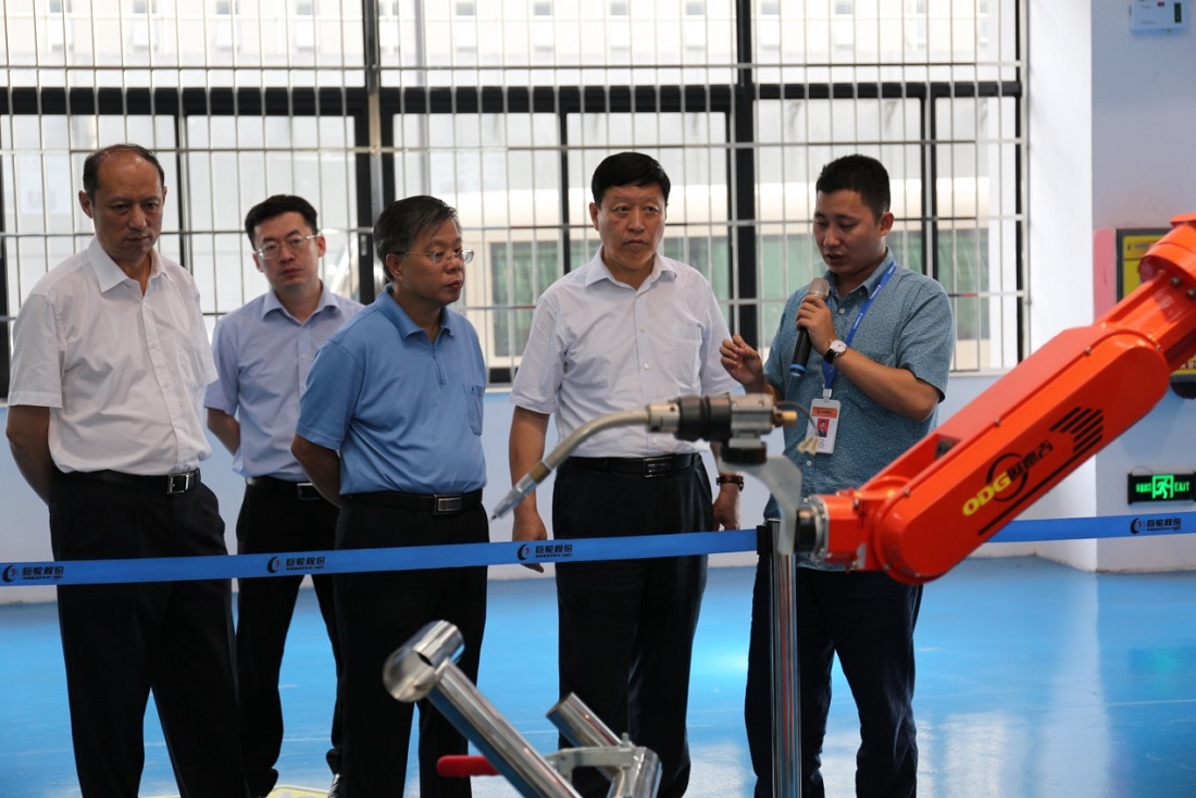 The original Central Commission for Discipline Inspection in the Ministry of Industry and discipline discipline inspection team leader Jin Shubo visit the wheel (Guangzhou) Institute of robot research investigation
